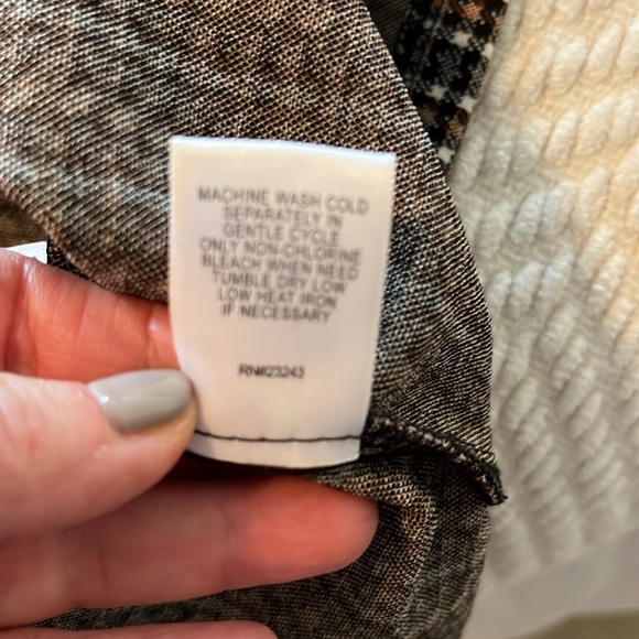 Styling… great print, wear with tie or not at neck. Sleeveless for alone / under - Picture 10 of 12